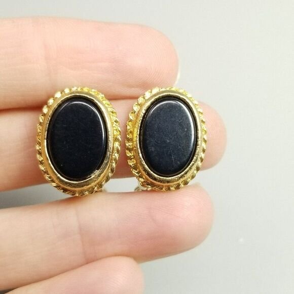 Vintage Black and Gold Tone Oval Clip On Earrings, Unsigned, Retro Estate - Picture 5 of 6